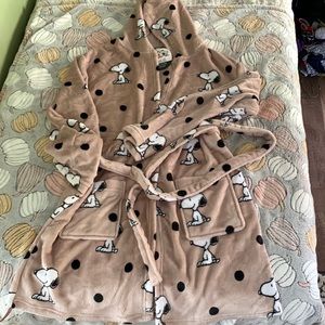 Peanuts plush robe with tag.